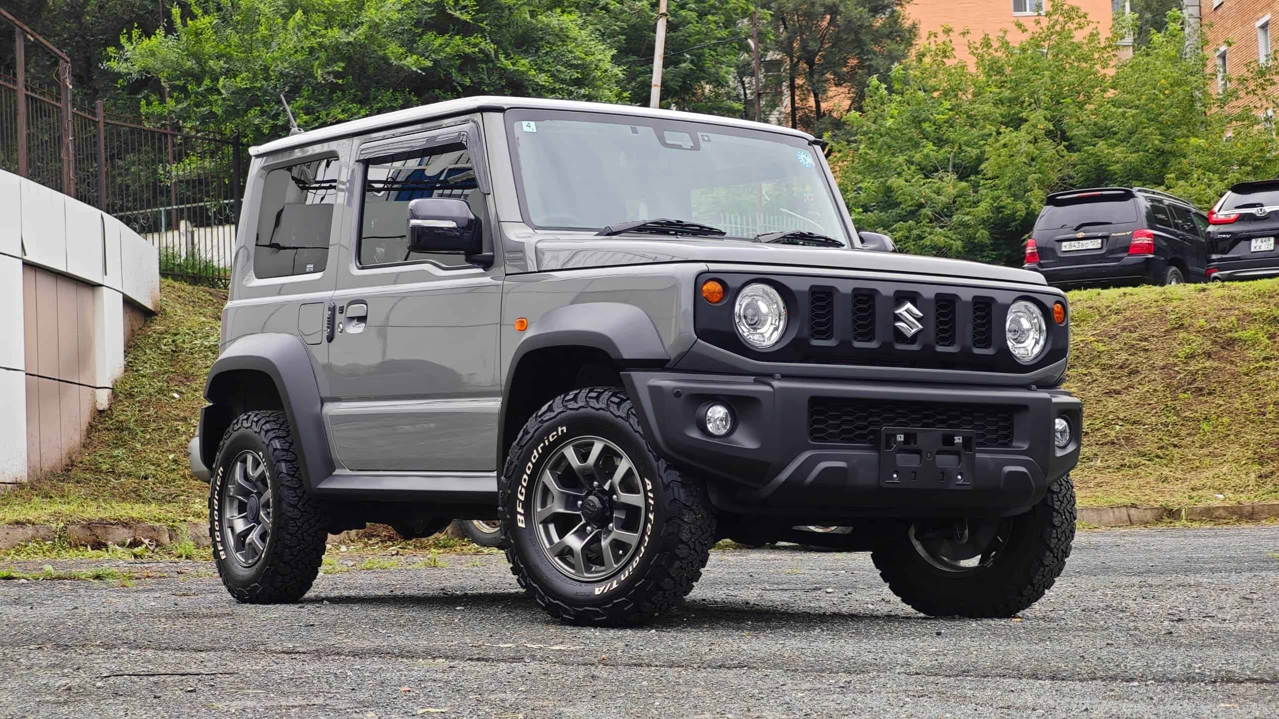 Suzuki Jimny Sierra JC серый — во Владивостоке, спереди